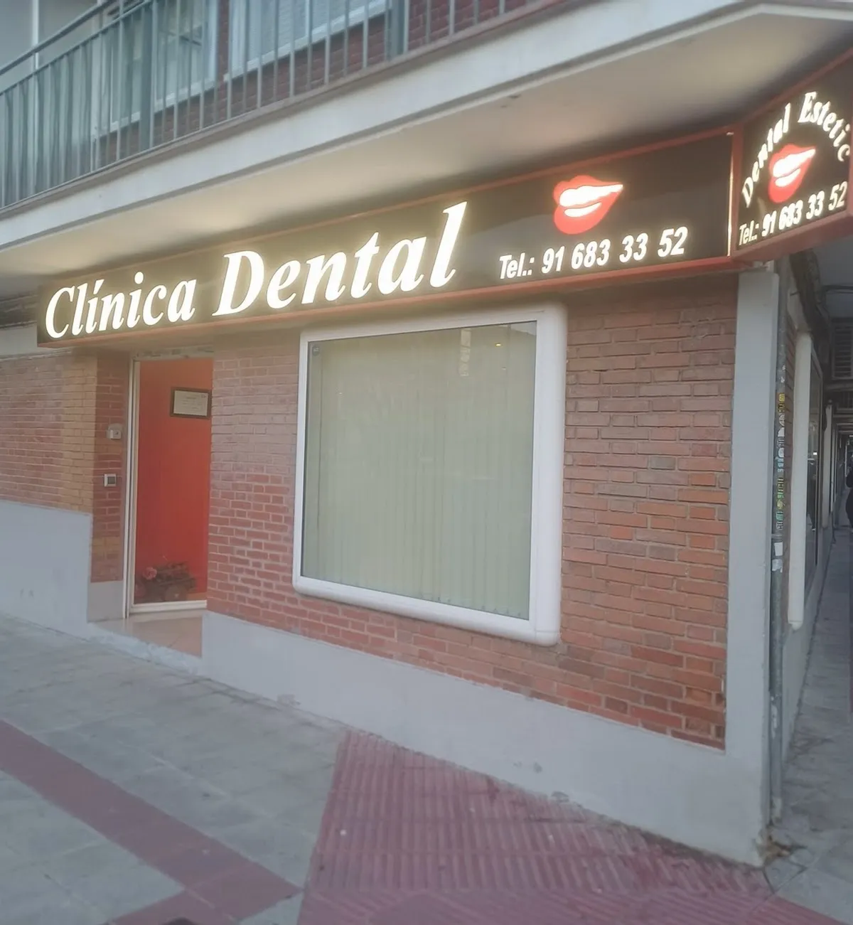 Fachada de Dental Estetic Oeste en Calle Oeste