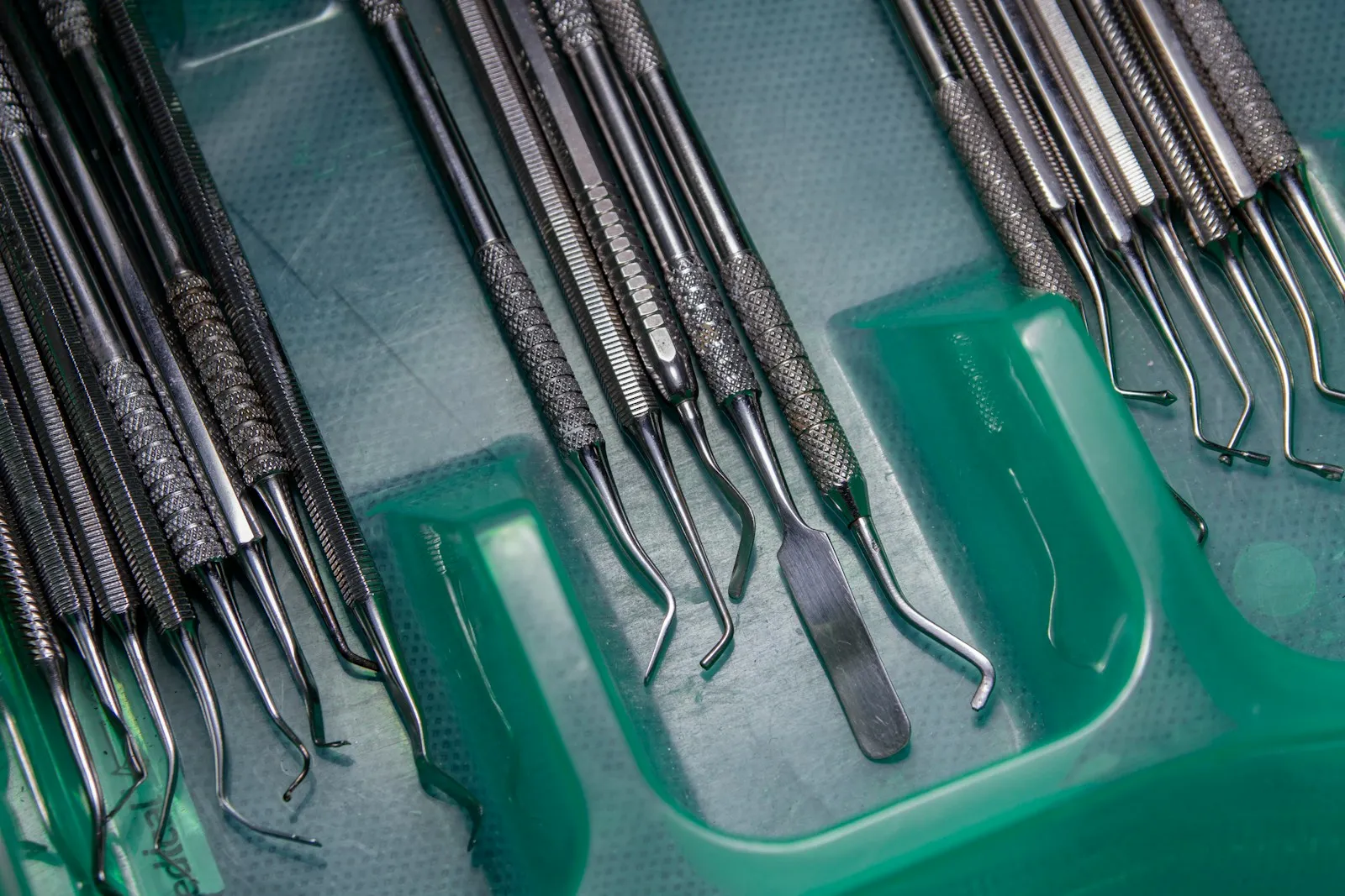 Bandeja quirúrgica estéril preparada — cirugía oral en Dental Estetic Oeste Getafe