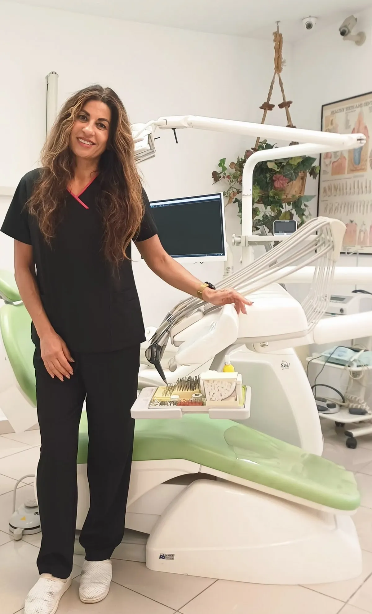 Doctora de Dental Estetic Oeste atendiendo en consulta