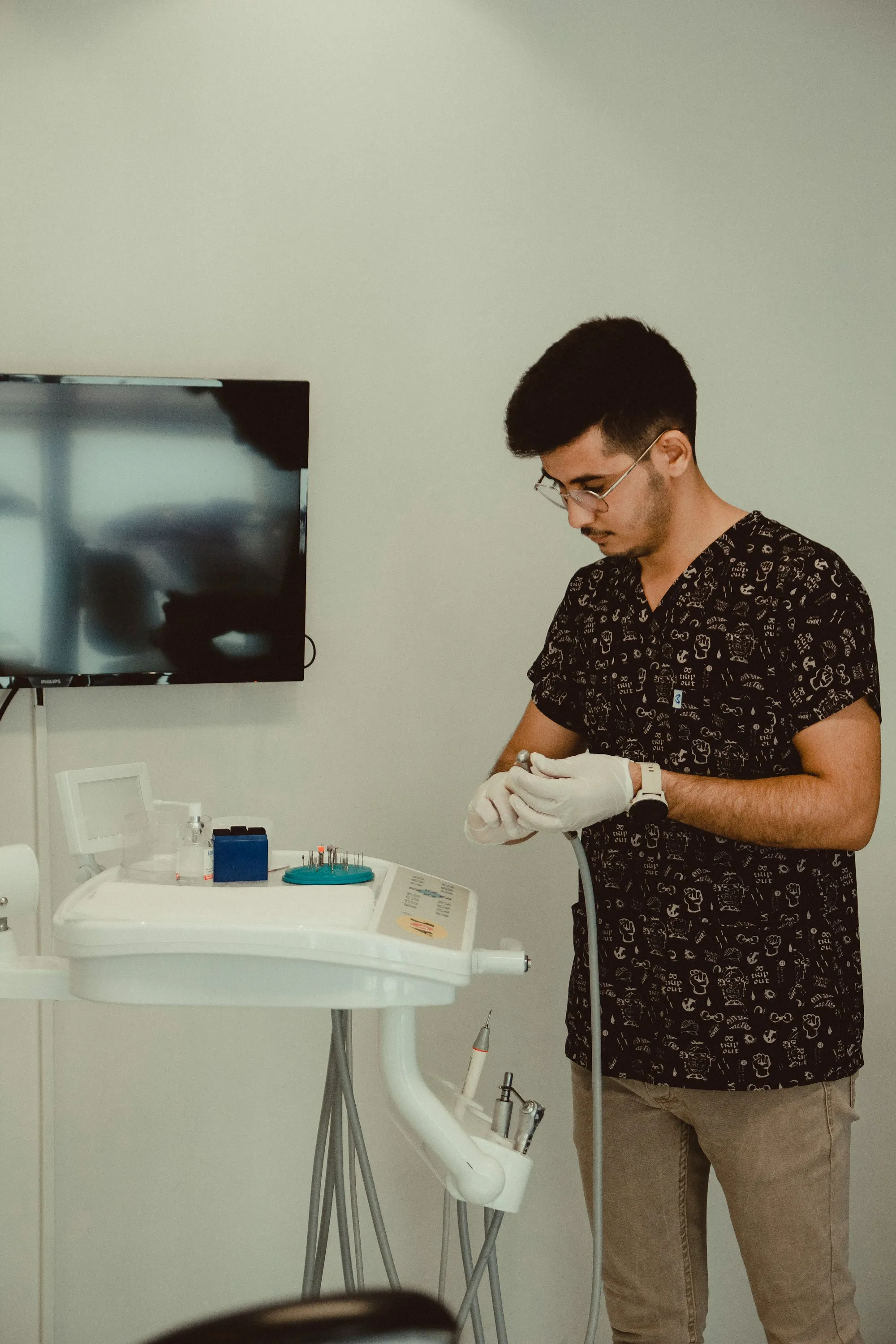Profesional preparando instrumental para tratamiento conservador — Dental Estetic Oeste Getafe